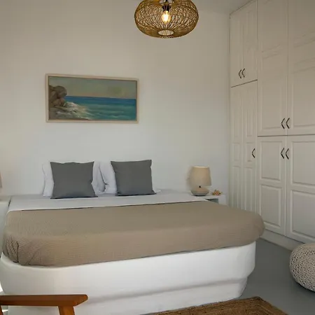 Zefiros Karavostasis (Folegandros)