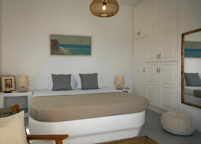 Zefiros Karavostasis (Folegandros)