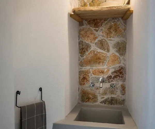 Zefiros Karavostasis (Folegandros)